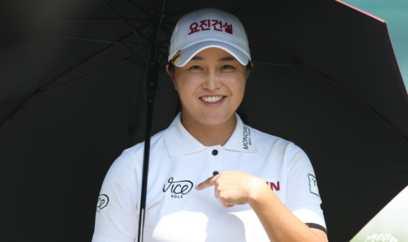 서연정이 2라운드 경기에서 버디 10개외 보기 1개를 쳐 합계 9언더파 63타로 단독 선두에 올라섰다. ⓒ KLPGA