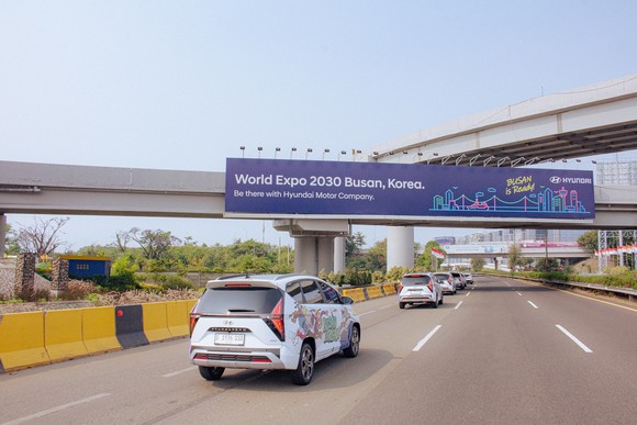 현대차그룹이 특별 제작한 아트카 차량이 자카르타 주요 지역을 순회하며 부산을 알리는 모습. ⓒ 현대자동차그룹