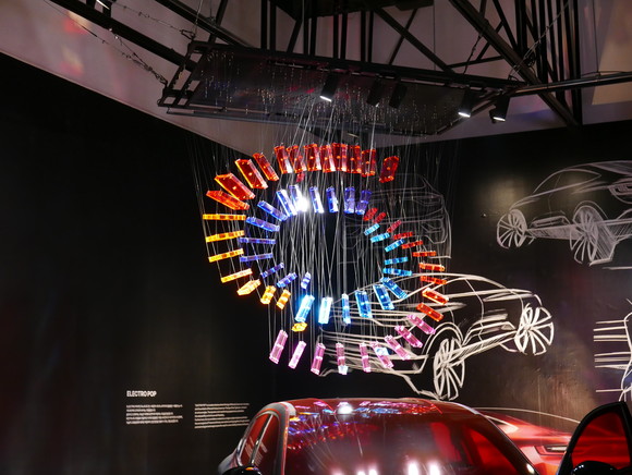 차량 위에서 선보이는 ELECTRO POP. = 노병우 기자