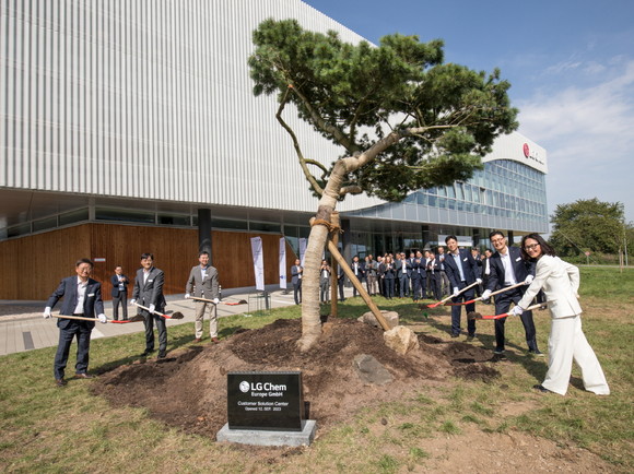 LG화학 및 프랑크푸르트 관계자들이 유럽 CS센터에서 기념 식수를 진행하고 있다. ⓒ LG화학
