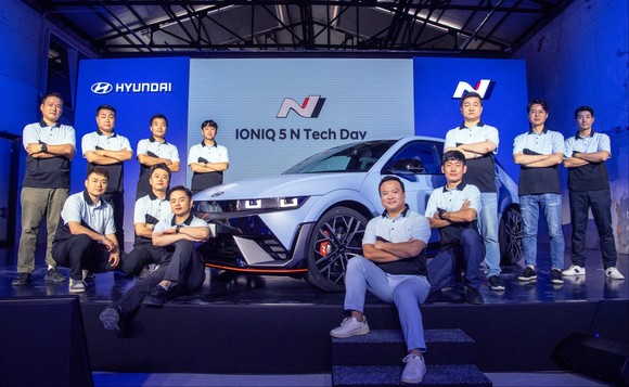 N브랜드매니지먼트실장 박준우 상무(오른쪽에서 다섯번째)가 아이오닉 5 N 앞에서 연구원들과 함께 기념촬영을 하고 있다. ⓒ 현대자동차