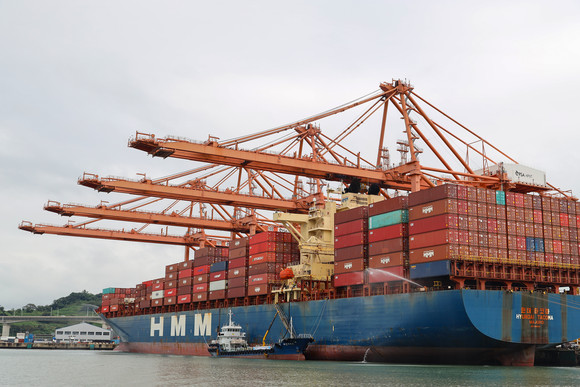 HMM 타코마호에 급유선을 통해 바이오 선박유를 공급하고 있다. ⓒ GS칼텍스