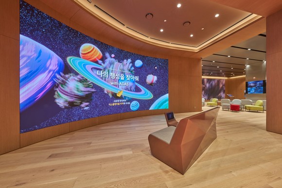 첨단 운전자 보조 시스템(ADAS) 기술을 체험할 수 있는 '뉴테크 시뮬레이터' 공간. ⓒ 기아