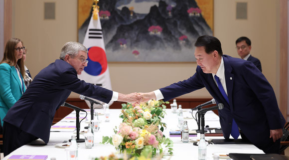 윤 대통령은 유엔총회 계기 IOC 위원장을 만나 '2024 강원 동계청소년올림픽'의 성공적 개최를 위한 관심과 지지를 당부했다. ⓒ 연합뉴스