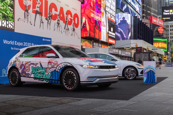 현대차그룹이 특별 제작한 아트카가 미국 뉴욕 타임스퀘어에 전시된 모습. ⓒ 현대자동차그룹