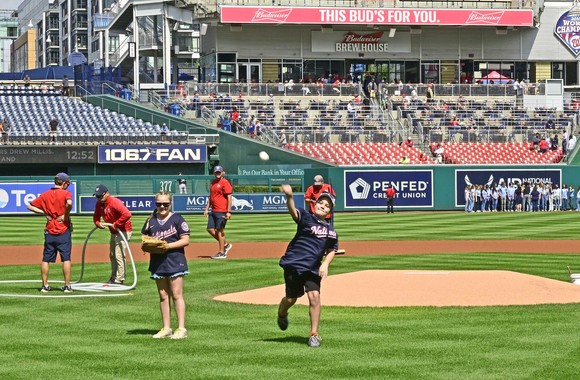 호프 온 휠스 어린이 홍보대사인 레이니 클락(Raynie Clark, 왼쪽)과 올리버 포스터(Oliver Foster)가 시구를 하고 있다. ⓒ 현대자동차그룹