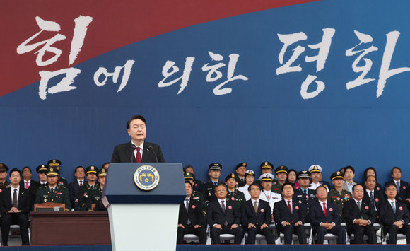 윤 대통령은 75주년 국군의 날 기념행사를 주관하며 힘에 의한 평화를 강조했다. ⓒ 연합뉴스