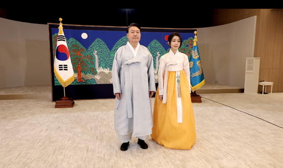 윤 대통령과 김 여사가 추석 명절 첫날 한복 차림으로 명절 인사를 전했다. ⓒ 대통령실