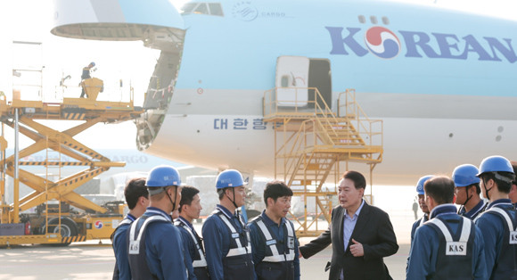 윤 대통령은 추석 연휴 첫날 항공화물 수출 역군들을 격려하기 위해 인천공항 대한항공 화물터미널의 수출 현장을 방문했다. ⓒ 연합뉴스