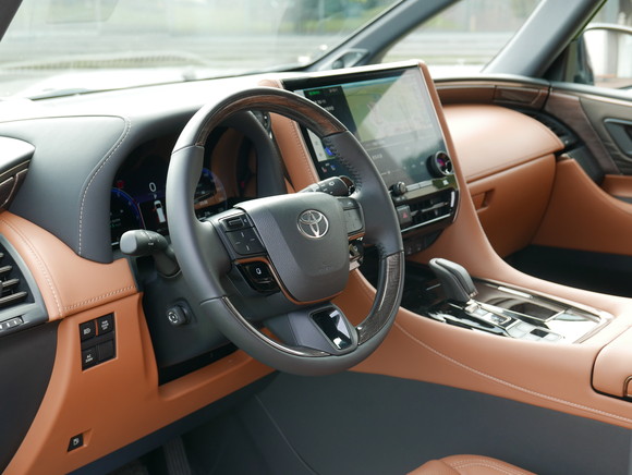 운전석에는 고급감과 높은 조작성을 갖춘 3 스포크 스티어링 휠 등을 통해 운전자의 편의성을 강화했다. = 노병우 기자