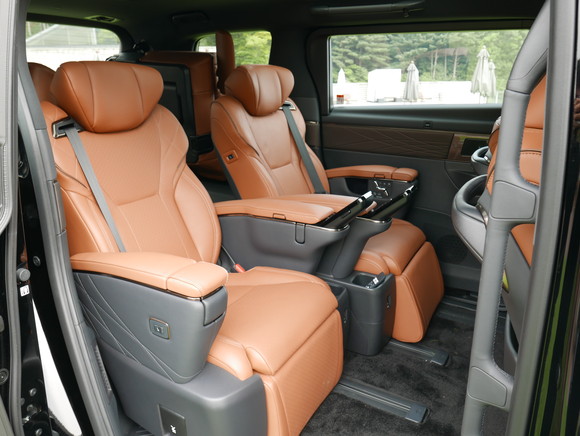 2열 공간은 다양한 편의기능들을 손쉽게 조작하면서 동시에 뛰어난 착좌감을 자랑하는 이그제큐티브 라운지 시트가 탑재됐다. = 노병우 기자