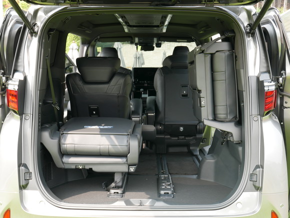3열 시트를 좌우로 들어올려 추가 적재공간 확보가 가능하다. = 노병우 기자