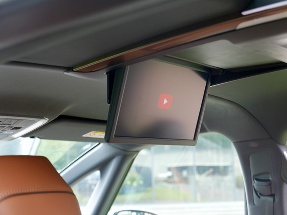 14인치 대형 디스플레이를 통해 엔터테인먼트 시스템이 제공되며, HDMI 및 스마트폰 미라캐스트 등 외부기기와 연동할 수도 있다. = 노병우 기자