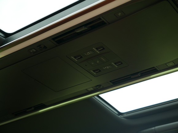 천장의 대형 중앙 오버헤드 콘솔은 알파드만의 섬세한 배려를 느끼게 해주는 요소다. = 노병우 기자