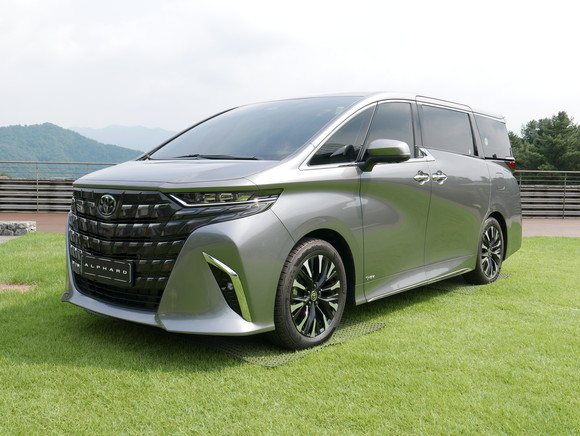 알파드는 강렬한 인상을 부여하는 전면부와 역동적인 느낌의 측면 보디 라인을 더해 기존의 틀을 넘어선 세련된 디자인을 완성했다. = 노병우 기자