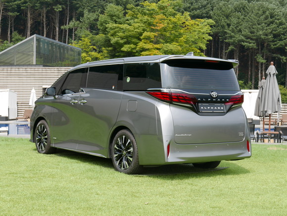 알파드는 전통적인 원박스 미니밴이 가지고 있는 형태를 유지하고 있다. = 노병우 기자