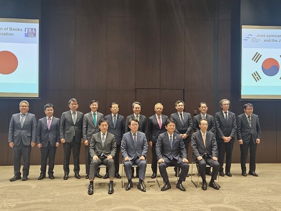 (왼쪽 아랫줄부터) 김주현 금융위원장, 김광수 은행연합회장, 카토 마사히코 일본은행협회장, 쿠리타 테루히사 일본금융청 장관 ⓒ 은행연합회
