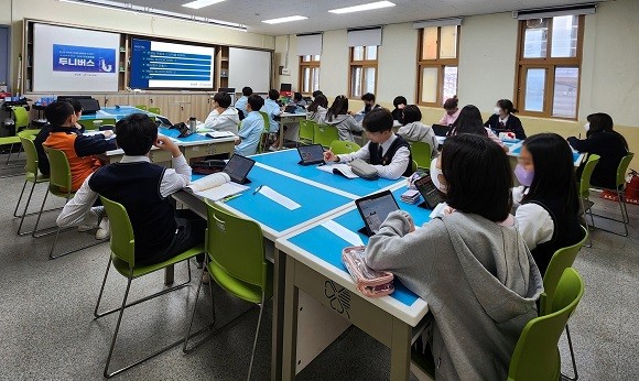 학생들이 청소년 디지털 금융교육 프로그램 '두니버스' 수업을 듣고 있는 모습. ⓒ 두나무