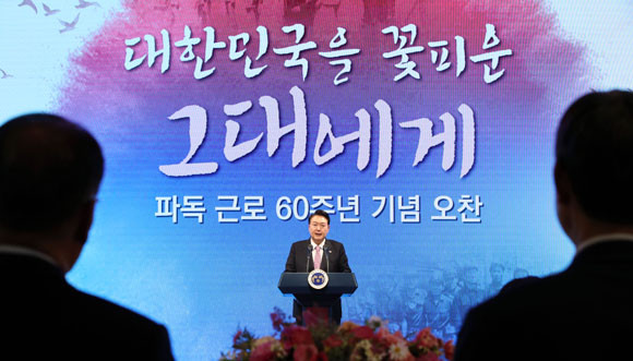 이날 오찬 행사에서는 파독 출신 광부·간호사들로 이뤄진 '글뤽아우프 합창단' 30명의 △로렐라이 △보리수 △도라지 타령 노래 공연이 진행돼 행사의 의미를 더했다. ⓒ 연합뉴스