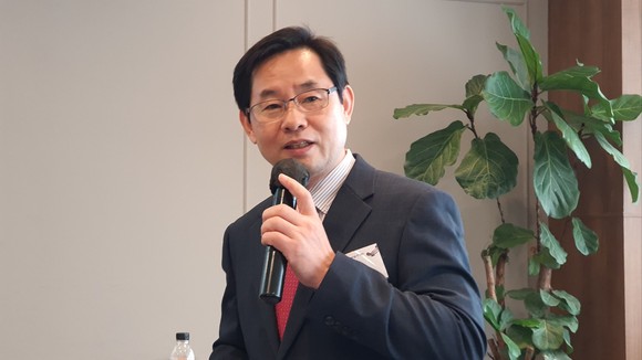 권병현 신성에스티 경영기획실장이 4일 열린 IPO 기자간담회에서 프레젠테이션을 진행 중인 모습. = 박기훈 기자