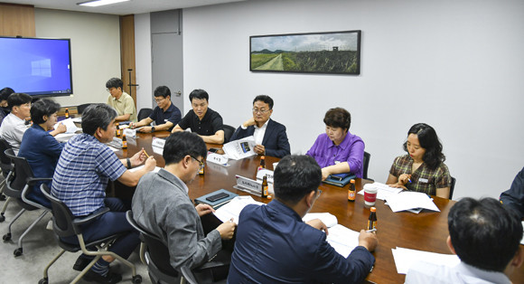김포공항·인천국제공항과 30분거리에 있어 국제교류 요충지로 평가받는 김포시가 다문화인식전환 및 이주배경청소년이 성장하기 좋은 도시 등 선도적 정책으로 문화적 기반을 다지는 한편 실질적인 조직 구성으로 이민청 유치 본격화에 나서고 있다. ⓒ 김포시