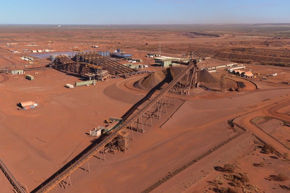 호주 로이힐(Roy Hill) 광산에서 철광석을 채굴해 적재하고 있다. ⓒ 포스코홀딩스