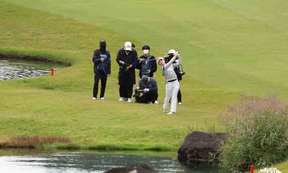 이예원이 18번 홀에서 아이언 샷을 날리고 있다. ⓒ KLPGA