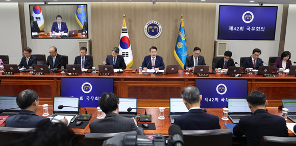 윤 대통령은 10일 주재한 국무회의에서 중동 사태를 언급하며 관계부처의 긴밀한 대응을 주문했다. ⓒ 연합뉴스