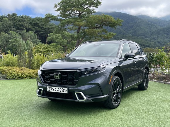 올 뉴 CR-V 하이브리드는 고급스러우면서도 과감하고 스포티한 이미지를 연출한다. = 노병우 기자