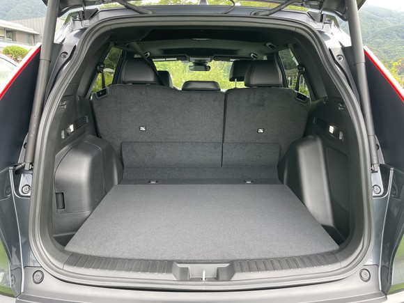 트렁크공간은 캠핑, 차박, 짐이 많은 대가족 여행에도 무리 없이 넓고 편안하게 이용할 수 있다. = 노병우 기자
