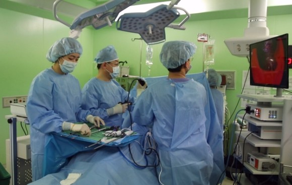 온종합병원 하이테크 서저리 팀의 수술하는 모습.ⓒ부산 온종합병원