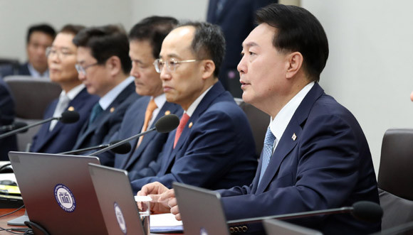 윤 대통령은 이스라엘-하마스 사태가 전면전 양상으로 치달음에 따라 '긴급 경제·안보 점검회의'를 주재했다. ⓒ 연합뉴스