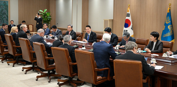 윤 대통령은 11일 미 상원의원 대표단과 만나 중동 정세, 한일중 협력, 북핵 문제 등 주요 지역 및 국제 현안에 대해 논의했다. ⓒ 연합뉴스