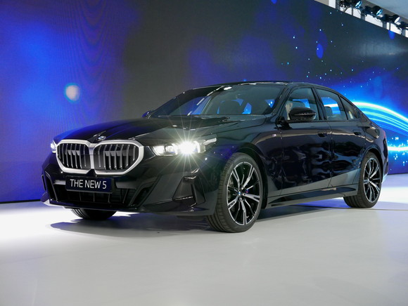 뉴 5시리즈는 한층 커진 차체와 선명한 외부 디자인으로 진화했다. = 노병우 기자