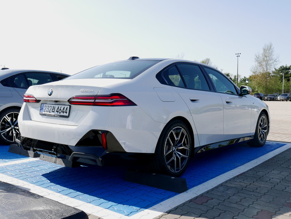 간결한 디자인의 리어라이트에는 L자 모양의 크롬 스트립을 적용해 파워풀한 후면부를 완성했다. = 노병우 기자