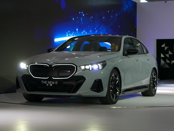 라디에이터 그릴 조명인 BMW 아이코닉 글로우가 새로운 BMW 키드니 그릴과 조화를 이뤄 더욱 강력한 존재감을 드러낸다. = 노병우 기자