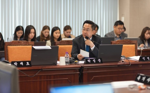 박성준 더불어민주당 의원이 이복현 금융감독원장에게 질의하고 있다. = 장민태