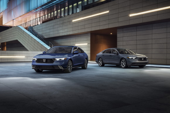 왼쪽부터 혼다 올 뉴 어코드 하이브리드, 올 뉴 어코드 터보. ⓒ 혼다코리아