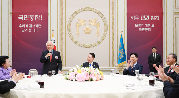 윤 대통령은 "이날 만찬은 그동안 국민통합위원회에서 애써준 분들에 대한 감사와 새롭게 국민통합통합위원회에서 활동하는 분들에 대해 더 힘껏 일해달라고 부탁하는 자리"라고 설명했다. ⓒ 연합뉴스