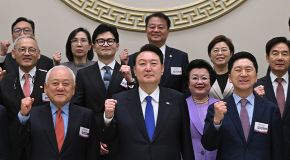 윤 대통령은 지난 17일 청와대 영빈관에서 국민통합위원회 민간위원, 정부위원, 국민의힘 당 4역을비롯한ㄴ 소속 국회 상임위원장 및 간사, 대통령실 비서실장 및 수석비서관 등 90여명 만찬을 했다. ⓒ 연합뉴스