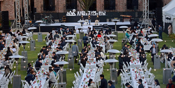 이번 축제에서는 지역사회 상생을 위해 가평군에서 재배한 △사과 △버섯 △쌀 △고기 등 농산물로 만든 건강한 가평 로컬 음식을 마련했다. ⓒ 한컴그룹 청리움
