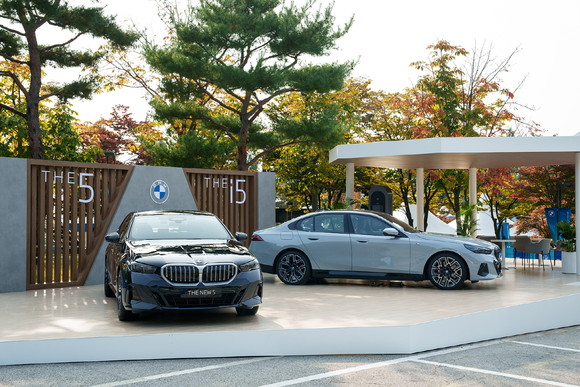 갤러리 플라자에 전시된 BMW 뉴 5시리즈. ⓒ BMW 코리아