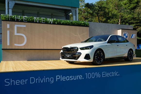 18번홀에 전시된 BMW i5. ⓒ BMW 코리아