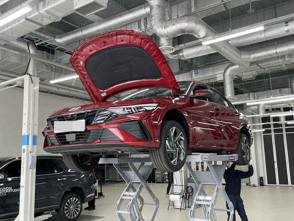 상품화 B동에서 차량을 점검하고 있는 모습. = 노병우 기자