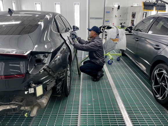 판금실에서 차량의 긁힘·흠집 등에 대한 보수가 진행되고 있다. = 노병우 기자