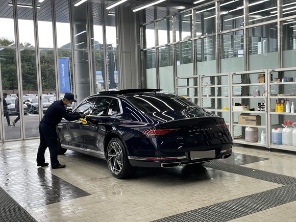 세차실에서 내외장 세차를 진행한 뒤 광택실로 옮겨져 광택 작업을 진행한다. = 노병우 기자