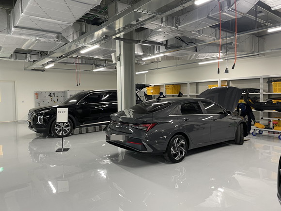 판금부터 도장에 이르는 외관 보수 과정은 최대 16대의 동시 작업이 가능하다. = 노병우 기자