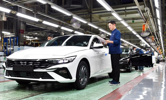 울산 3공장에서 생산되는 차량을 직원들이 점검하고 있는 모습. ⓒ 현대자동차