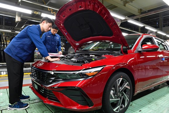 울산 3공장에서 생산되는 차량을 직원들이 점검하고 있는 모습. ⓒ 현대자동차