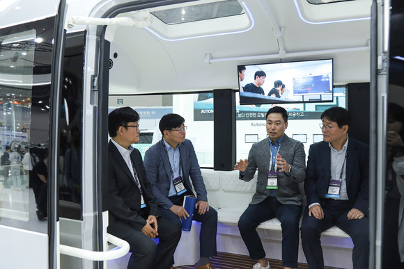 오토노머스에이투지가 2023 DIFA에서 공개한 레벨 4단계 자율주행플랫폼 Project MS(Mind Shuttle)에 탑승해 한지형 대표 자율주행 시스템에 대해 설명하고 있다. ⓒ KG 모빌리티